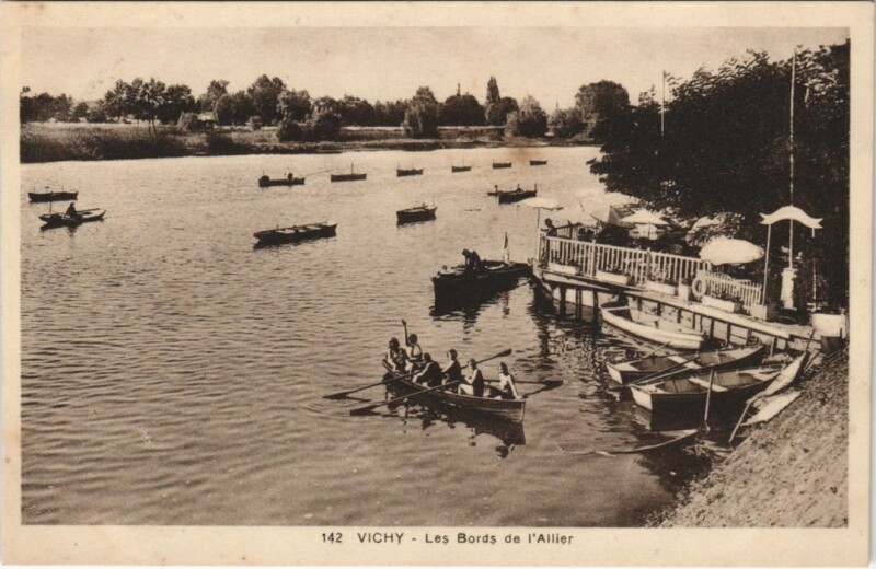 Carte postale ancienne Vichy Les Bords de l'Allier à Vichy