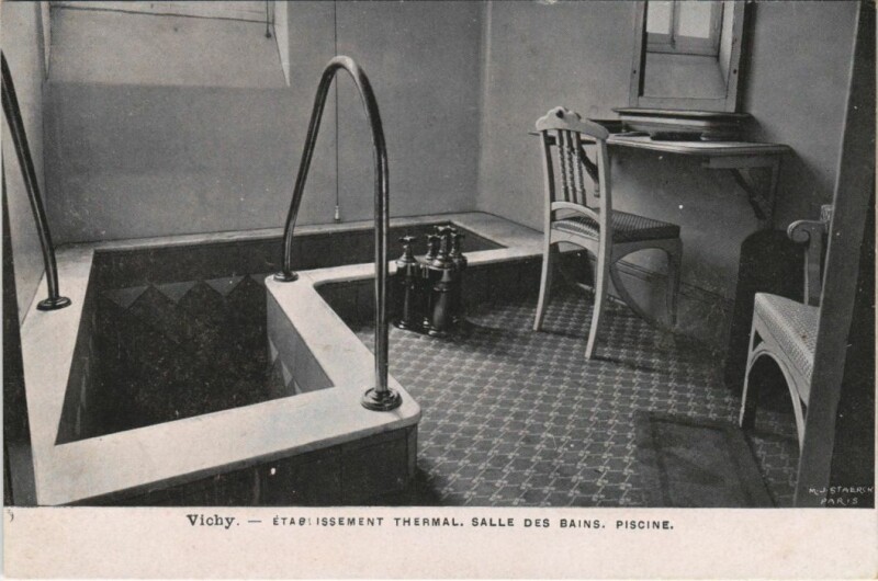 Carte postale ancienne Vichy Etablissement Thermal ,Salle des Bains, Piscine à Vichy