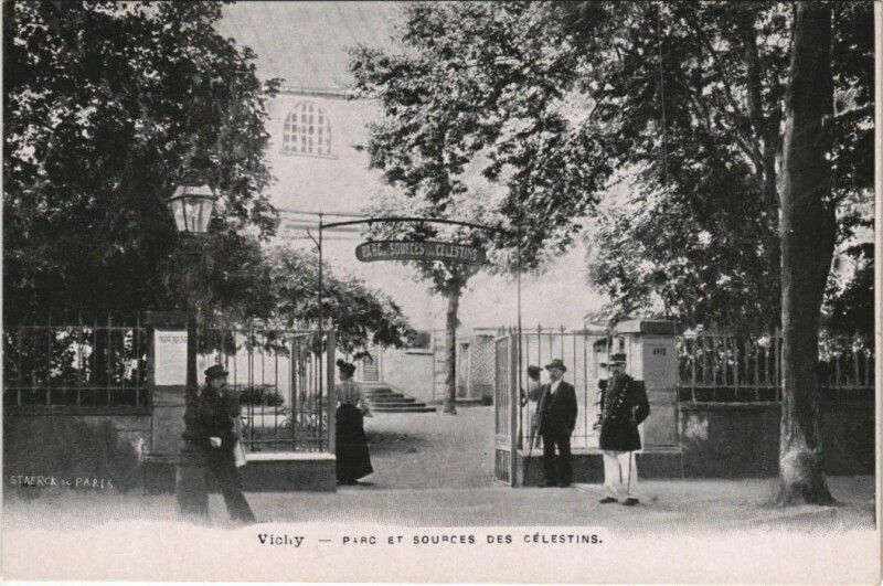 Carte postale ancienne Vichy Parc et sources ds Celestins à Vichy