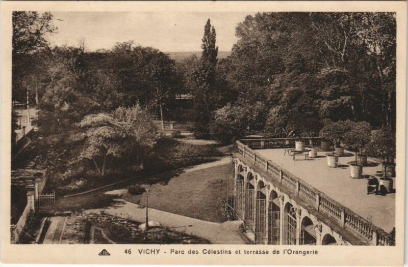 Carte postale ancienne Vichy Parc des Celestins et terrasse de l'Orangerie à Vichy