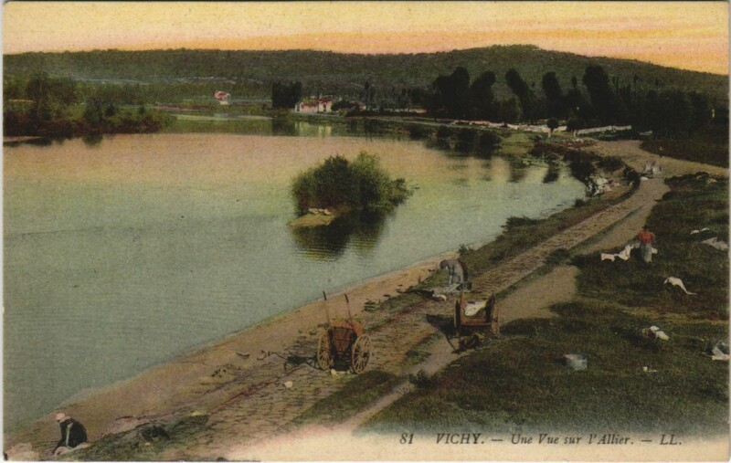 Carte postale ancienne Vichy Une vue sur l'Allier à Vichy