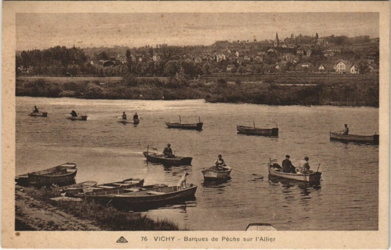 Carte postale ancienne Vichy Barques de Peche sur l'Allier à Vichy