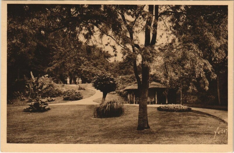 Carte postale ancienne Vichy Le Parc des Celestins à Vichy