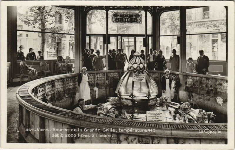 Carte postale ancienne Vichy Source de la Grande Grille à Vichy