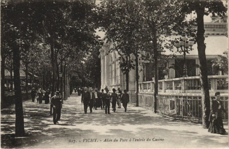Carte postale ancienne Vichy Allee du Parc a l'entree du Casino à Vichy