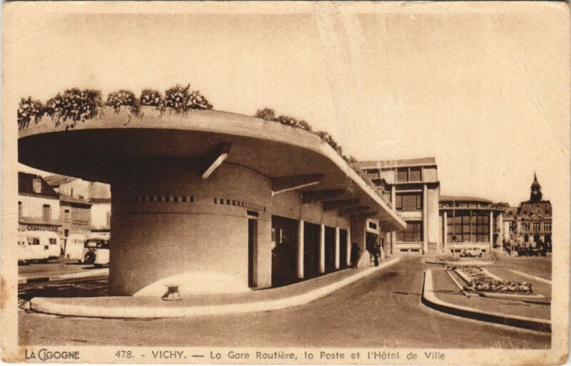 Carte postale ancienne Vichy La Gare Routiere,la Poste et Hotel de Ville à Vichy