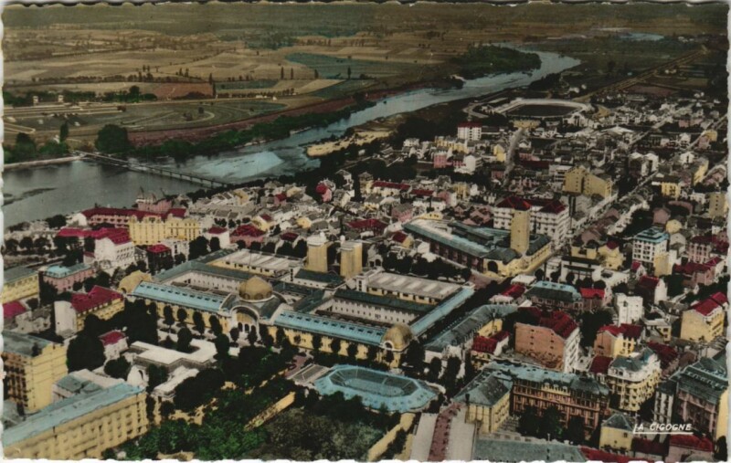 Carte postale ancienne Vichy vu en avion à Vichy
