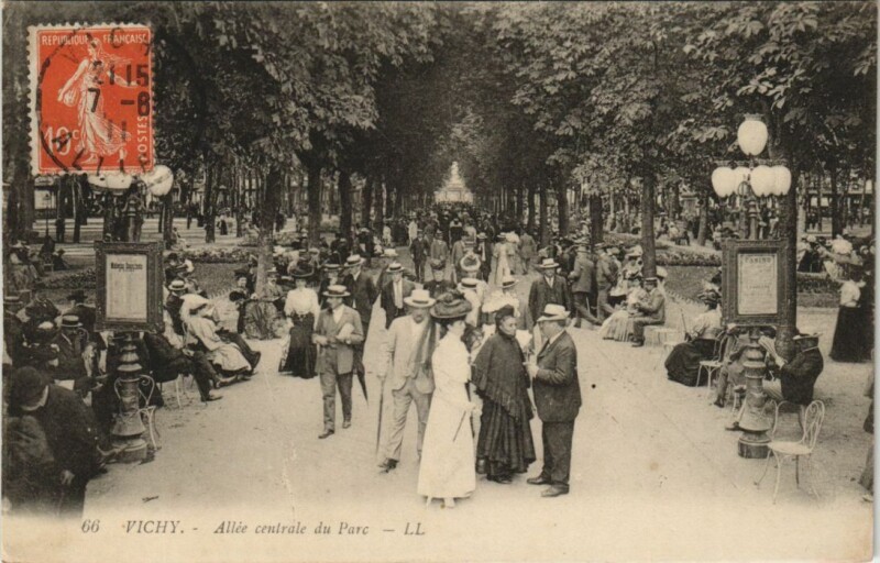 Carte postale ancienne Vichy Allee centrale du Parc à Vichy