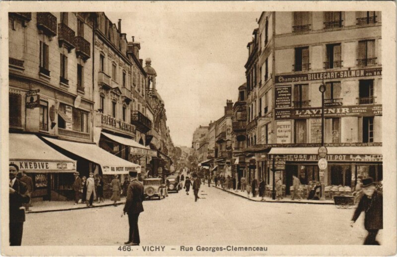 Carte postale ancienne Vichy Rue Georges Clemenceau à Vichy