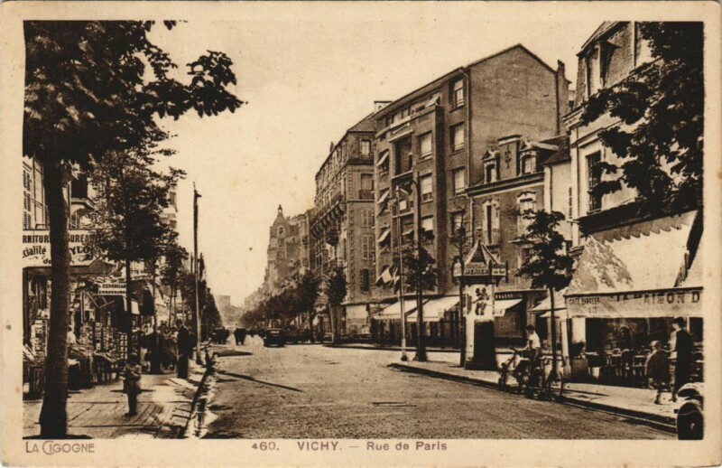 Carte postale ancienne Vichy Rue de Paris à Vichy