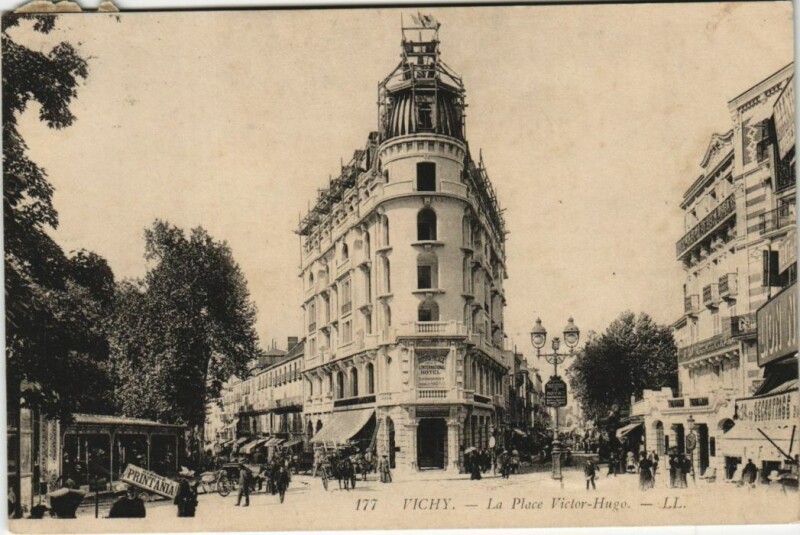 Carte postale ancienne Vichy Place Victor Hugo à Vichy