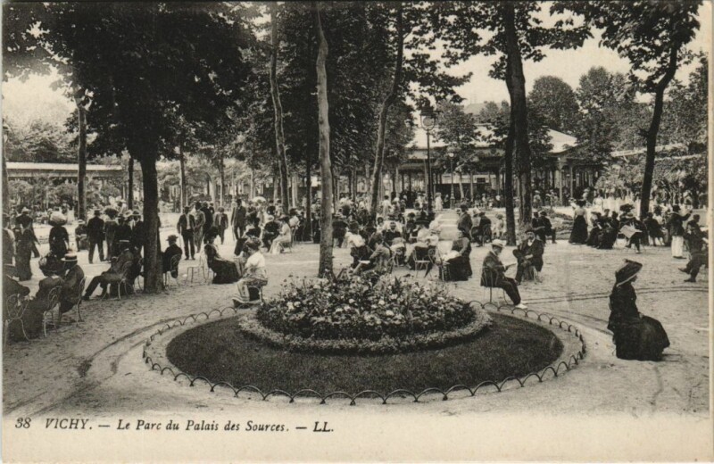 Carte postale ancienne Vichy Le Parc du Palais des Sources à Vichy