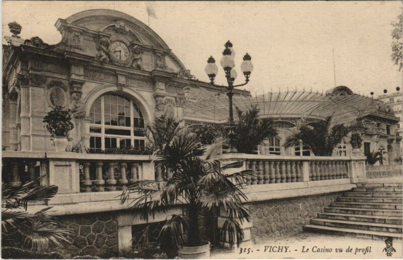 Carte postale ancienne Vichy Le Casino vu de profil à Vichy