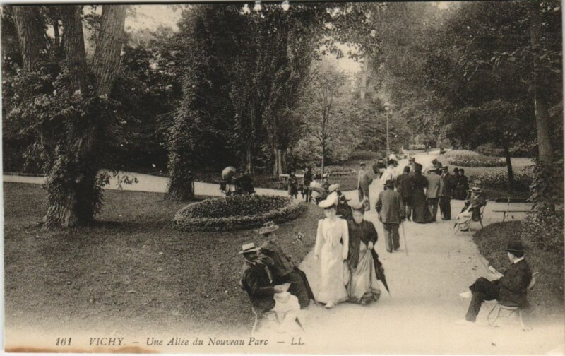Carte postale ancienne Vichy Une Allee au Nouveau Parc à Vichy