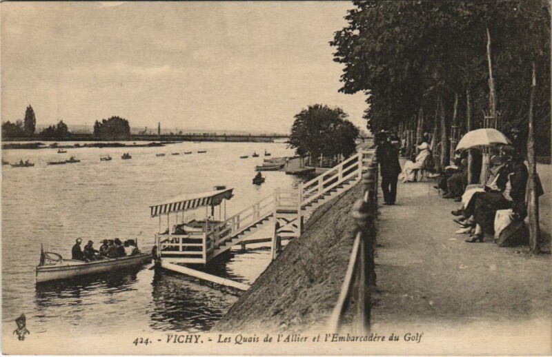 Carte postale ancienne Vichy Les Quais de l'Allier à Vichy