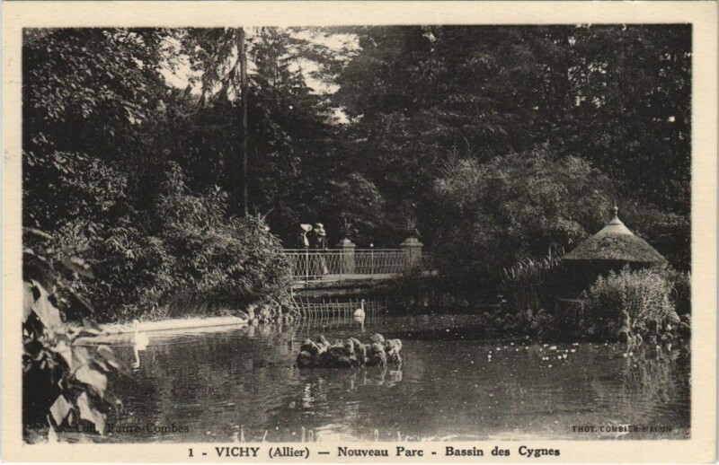 Carte postale ancienne Vichy Nouveau Parc, Bassin des Cygnes à Vichy