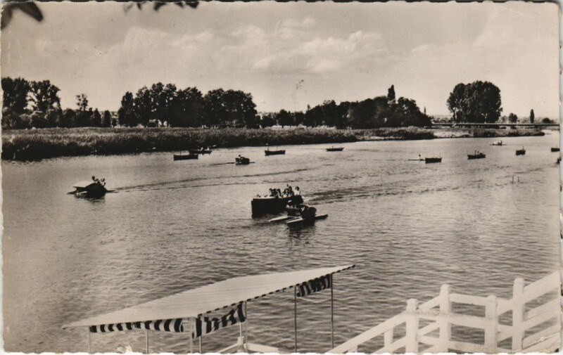 Carte postale ancienne Vichy Canootage sur l'Allier à Vichy
