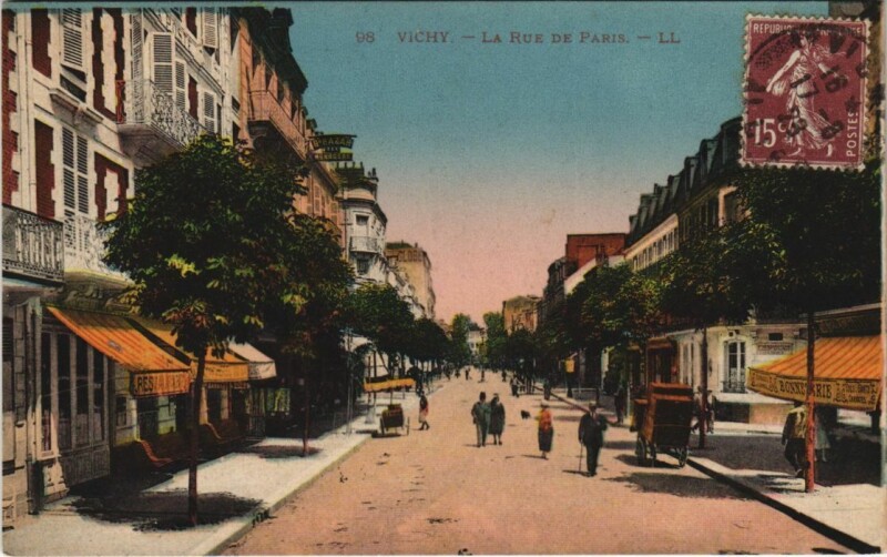 Carte postale ancienne Vichy Rue de Paris à Vichy