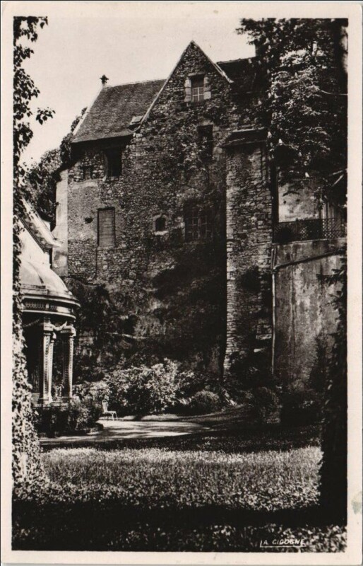 Carte postale ancienne Vichy Ancien couvent des Celestins à Vichy