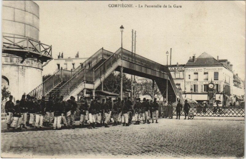Carte postale ancienne Compiegne La Passerelle de la Gare