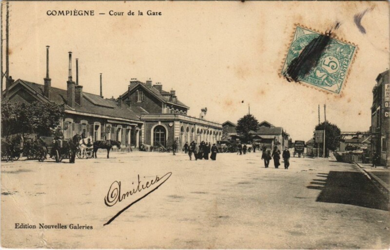 Carte postale ancienne Compiegne Cour de la Gare