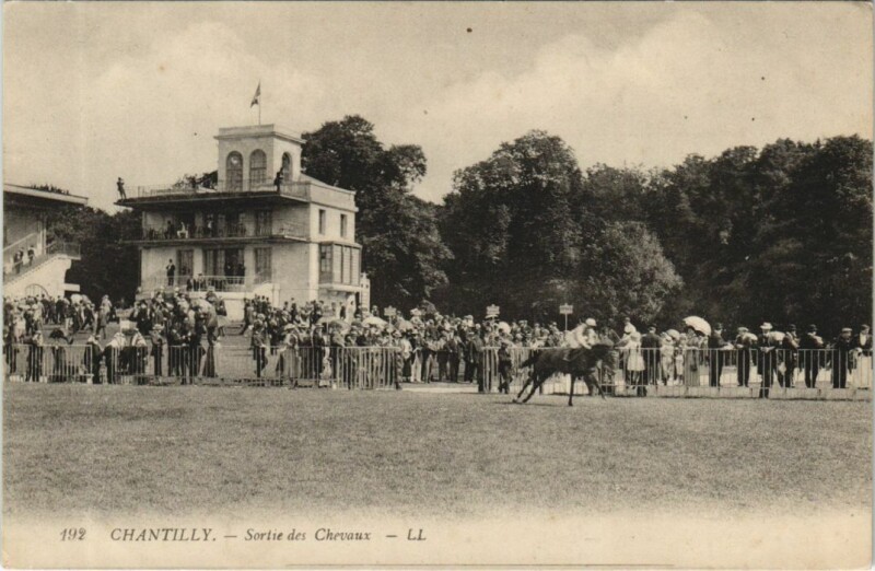 Carte postale ancienne Chantilly Sortie des Chevaux à Antilly