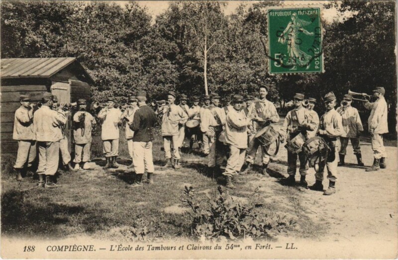 Carte postale ancienne Compiegne L'Ecole des Tambours et Clairons du 54me - En Foret