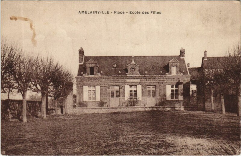 Carte postale ancienne Amblainville Place - Ecole des Filles à Amblainville
