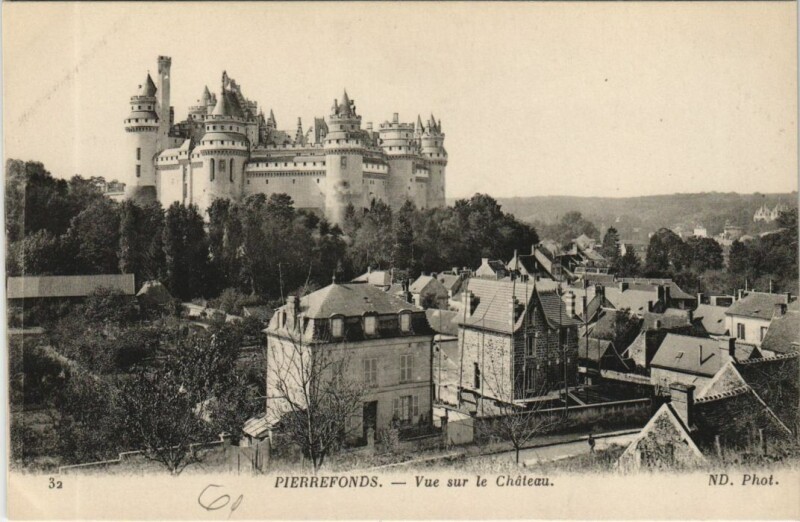 Carte postale ancienne Pierrefonds Vue sur le Chateau à Pierrefonds