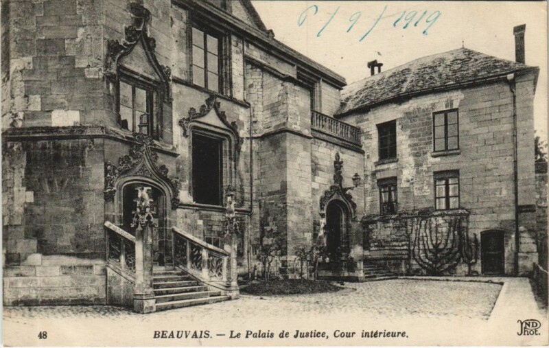 Carte postale ancienne Beauvais Le Palais de Justice - Cour Interieure à Beauvais