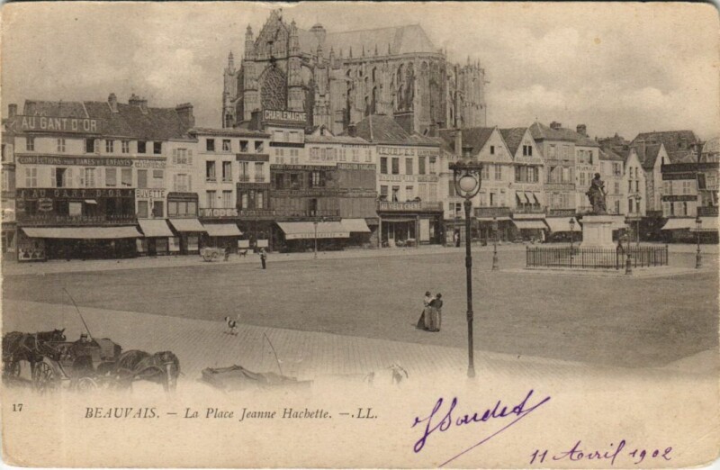 Carte postale ancienne Beauvais La Place Jeanne Hachette à Beauvais