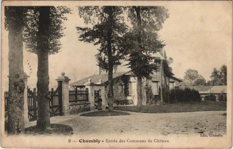 Carte postale ancienne Chambly Entree des Communs du Chateau à Chambly