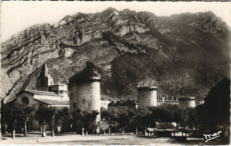Carte postale ancienne Sisteron Les Tours et la Cathedrale à Sisteron