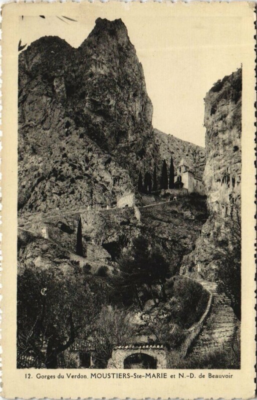 Carte postale ancienne Moustiers-Sainte-Marie et Notre-Dame de Beauvoir à Moustiers-Sainte-Marie