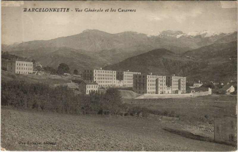 Carte postale ancienne Barcelonnette Vue Generale et les Casernes à Barcelonnette