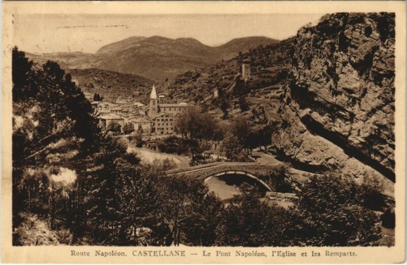 Carte postale ancienne Castellane Le Pont Napoleon - L'Eglise et les Remparts à Castellane