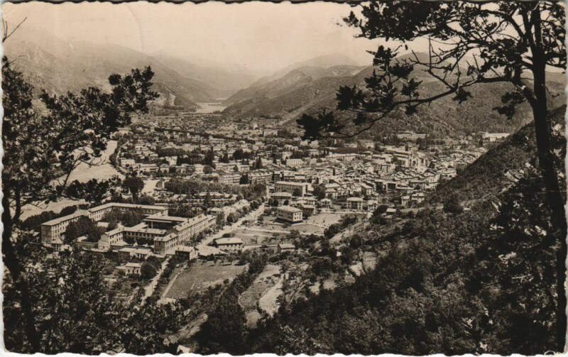 Carte postale ancienne Digne-les-Bains La Ville et le Grand Defile de la Bleone à Digne-les-Bains