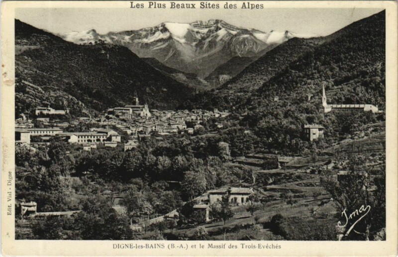 Carte postale ancienne Digne-les-Bains et le Massif des Trois-Eveches à Digne-les-Bains