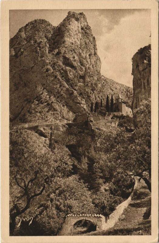 Carte postale ancienne Moustiers-Sainte-Marie et le Chapelle de Beauvoir à Moustiers-Sainte-Marie
