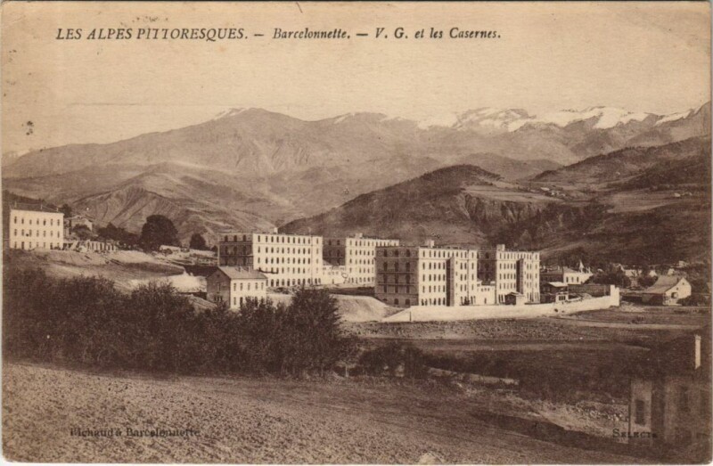 Carte postale ancienne Barcelonnette Vue Generale et les Casernes à Barcelonnette