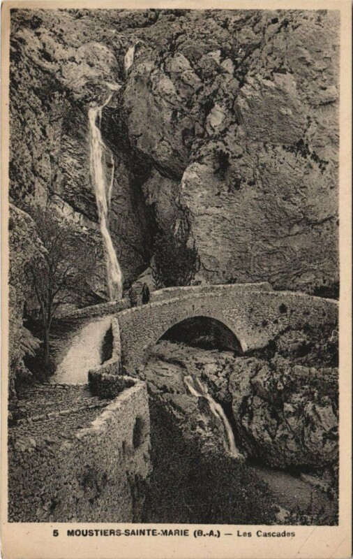 Carte postale ancienne Moustiers-Sainte-Marie Les Cascades à Moustiers-Sainte-Marie
