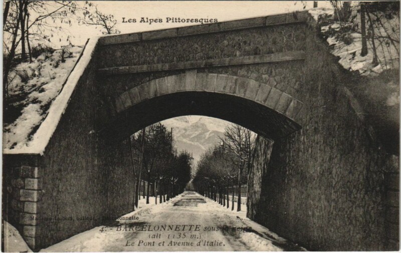 Carte postale ancienne Barcelonnette Le Pont et Avenue d'Italie à Barcelonnette