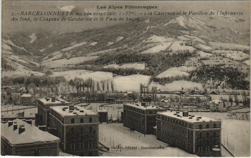 Carte postale ancienne Barcelonnette Les Casernes et le Pavillon de l'Infirmerie à Barcelonnette
