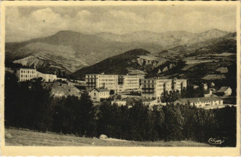 Carte postale ancienne Barcelonnette Les Casernes et le Pavillon de l'Infirmerie à Barcelonnette