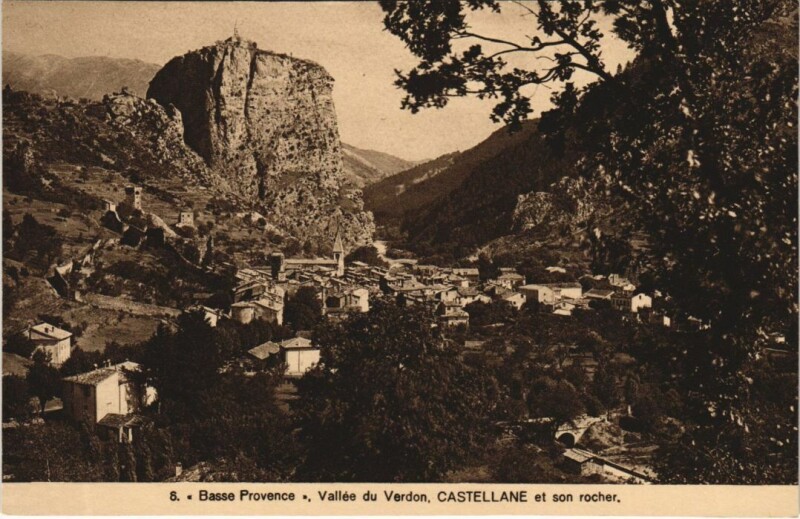 Carte postale ancienne Castellane et son Rocher - Vallee du Verdon à Castellane