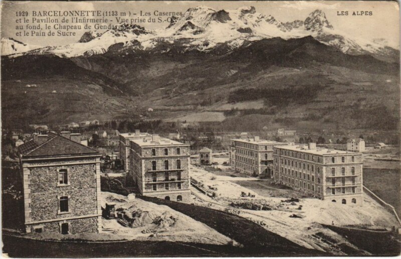 Carte postale ancienne Barcelonnette Les Casernes et le Pavillon de l'Infirmerie à Barcelonnette