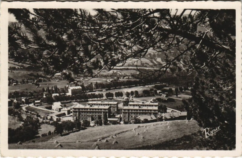 Carte postale ancienne Barcelonnette Les Casernes - Quartier Jacquemot à Barcelonnette