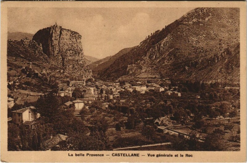 Carte postale ancienne Castellane Vue Generale et le Roc à Castellane