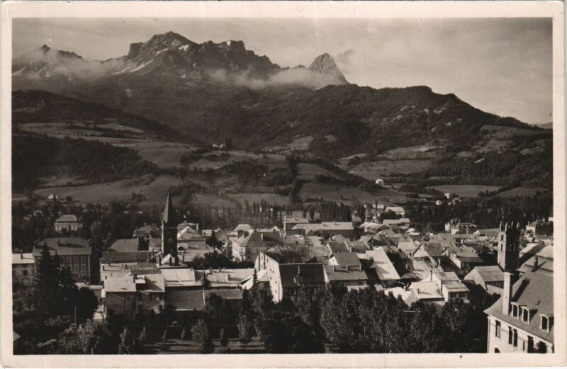 Carte postale ancienne Barcelonnette Vue Generale et Chapeau du Gendarme à Barcelonnette