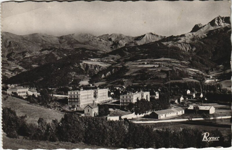 Carte postale ancienne Barcelonnette Les Casernes à Barcelonnette